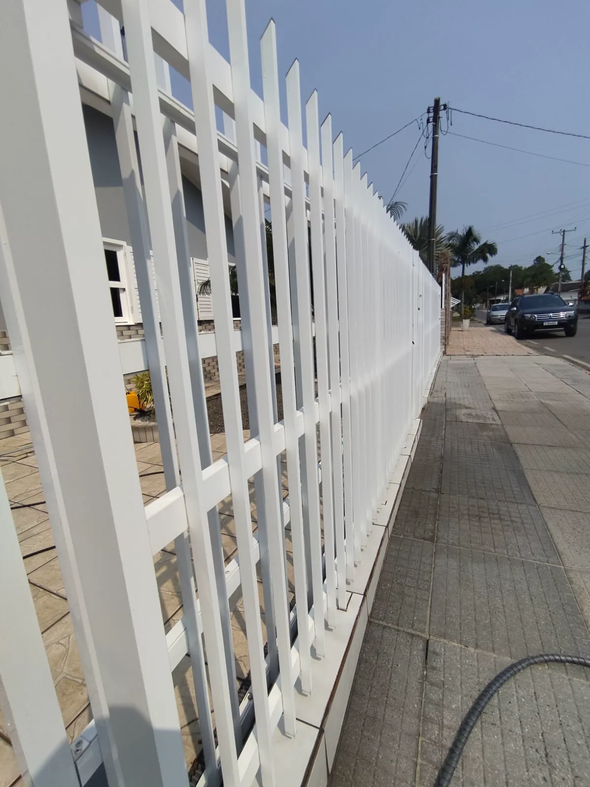 Grade metálica branca renovada